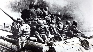 Sowjet-Panzer beim Spree Übergang