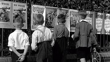 Kinder lesen Nazi-Propaganda