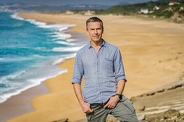Dirk Steffens am Strand von Nazaré