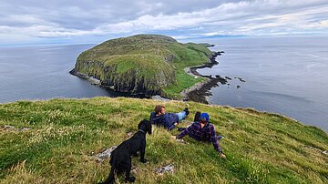 Tom und Becca Nicolson genießen die Aussicht von ihren Shiant Islands westlich von Schottland